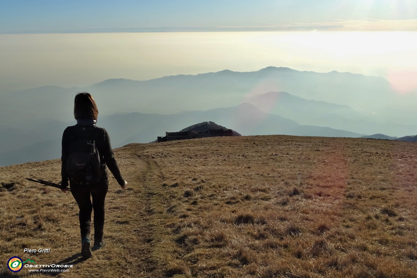 46 Dalla cima del Linzone ci abbassiamo con vista sulla pianura nella foschia.JPG